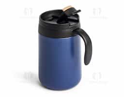 Caneca térmica feita em inox 304 com parede dupla, capacidade de 500ml. Contém tampa com acesso para o bocal, alça plástica e base antiderrapante.