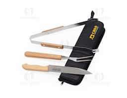 Kit churrasco com faca 8", garfo e pegador em inox com cabo de madeira. Acompanha estojo com alça e plaquinha metálica adesiva personalizável. Prático, rústico e elegante!
