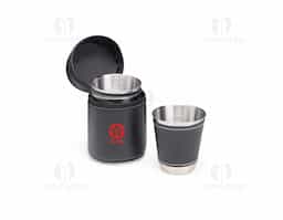 Para quem aprecia bons drinks na companhia dos amigos, este Kit Copo Inox 50ml com 4 peças é a escolha perfeita! Ideal para saborear doses pequenas, como tequila, shots ou outras bebidas de sua preferência. Os quatro copos têm acabamento em couro sintético, proporcionando um toque sofisticado e confortável ao segurar. Para completar, o kit inclui um case em couro sintético, permitindo armazená-los de forma empilhável, economizando espaço e tornando-o super portátil, perfeito para aquele evento inesperado, encontros ou momentos especiais com os amigos.