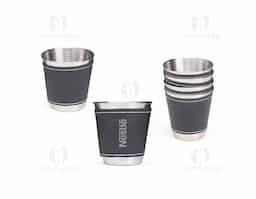 Para quem aprecia bons drinks na companhia dos amigos, este Kit Copo Inox 50ml com 4 peças é a escolha perfeita! Ideal para saborear doses pequenas, como tequila, shots ou outras bebidas de sua preferência. Os quatro copos têm acabamento em couro sintético, proporcionando um toque sofisticado e confortável ao segurar. Para completar, o kit inclui um case em couro sintético, permitindo armazená-los de forma empilhável, economizando espaço e tornando-o super portátil, perfeito para aquele evento inesperado, encontros ou momentos especiais com os amigos.