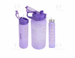 Kit com 3 garrafas plásticas, sendo um squeeze galão com capacidade de 2 litros, squeeze 750ml e garrafa 300ml. Squeeze 2L com alça para transporte e suporte para celular, botão de acionamento e tampa de proteção para o bocal; squeeze 750ml com botão de acionamento, trava de segurança e tampa protetora para o bico de silicone; garrafa 300ml com tampa de alumínio e alça de nylon para transporte. Acompanham dois canudos e acessórios de extensão de canudo.
