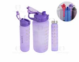 Kit com 3 garrafas plásticas, sendo um squeeze galão com capacidade de 2 litros, squeeze 750ml e garrafa 300ml. Squeeze 2L com alça para transporte e suporte para celular, botão de acionamento e tampa de proteção para o bocal; squeeze 750ml com botão de acionamento, trava de segurança e tampa protetora para o bico de silicone; garrafa 300ml com tampa de alumínio e alça de nylon para transporte. Acompanham dois canudos e acessórios de extensão de canudo.