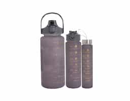 Kit com 3 garrafas plásticas, sendo um squeeze galão com capacidade de 2 litros, squeeze 750ml e garrafa 300ml. Squeeze 2L com alça para transporte e suporte para celular, botão de acionamento e tampa de proteção para o bocal; squeeze 750ml com botão de acionamento, trava de segurança e tampa protetora para o bico de silicone; garrafa 300ml com tampa de alumínio e alça de nylon para transporte. Acompanham dois canudos e acessórios de extensão de canudo.
