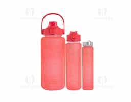 Kit com 3 garrafas plásticas, sendo um squeeze galão com capacidade de 2 litros, squeeze 750ml e garrafa 300ml. Squeeze 2L com alça para transporte e suporte para celular, botão de acionamento e tampa de proteção para o bocal; squeeze 750ml com botão de acionamento, trava de segurança e tampa protetora para o bico de silicone; garrafa 300ml com tampa de alumínio e alça de nylon para transporte. Acompanham dois canudos e acessórios de extensão de canudo.