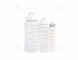 Kit com 3 garrafas plásticas, sendo um squeeze galão com capacidade de 2 litros, squeeze 750ml e garrafa 300ml. Squeeze 2L com alça para transporte e suporte para celular, botão de acionamento e tampa de proteção para o bocal; squeeze 750ml com botão de acionamento, trava de segurança e tampa protetora para o bico de silicone; garrafa 300ml com tampa de alumínio e alça de nylon para transporte. Acompanham dois canudos e acessórios de extensão de canudo.