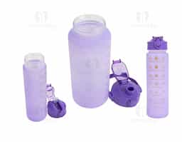 Kit com 3 garrafas plásticas, sendo um squeeze galão com capacidade de 2 litros, squeeze 750ml e garrafa 300ml. Squeeze 2L com alça para transporte e suporte para celular, botão de acionamento e tampa de proteção para o bocal; squeeze 750ml com botão de acionamento, trava de segurança e tampa protetora para o bico de silicone; garrafa 300ml com tampa de alumínio e alça de nylon para transporte. Acompanham dois canudos e acessórios de extensão de canudo.
