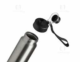 Squeeze em alumínio de 800ml com tampa rosqueável, bocal com proteção plástica e alças de nylon e plástico. Ideal para manter a hidratação com praticidade no dia a dia ou em atividades físicas.