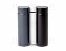 Garrafa Térmica em Inox 320ml Garrafa térmica compacta e elegante, fabricada em aço inoxidável 304 de alta qualidade, com capacidade de 320ml. Possui tampa rosqueável que garante vedação eficiente, ideal para manter suas bebidas quentes ou frias por mais tempo. Perfeita para uso diário, no escritório ou em viagens.