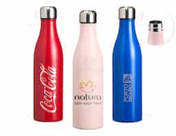 Garrafa térmica de alta performance com capacidade de 800ml, fabricada em aço inoxidável com parede dupla, que ajuda a conservar a temperatura das bebidas por mais tempo. A tampa rosqueável conta com detalhe externo em relevo, proporcionando um design moderno e melhor aderência no manuseio. Ideal para acompanhar sua rotina com estilo e praticidade.