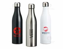 Garrafa térmica de alta performance com capacidade de 800ml, fabricada em aço inoxidável com parede dupla, que ajuda a conservar a temperatura das bebidas por mais tempo. A tampa rosqueável conta com detalhe externo em relevo, proporcionando um design moderno e melhor aderência no manuseio. Ideal para acompanhar sua rotina com estilo e praticidade.