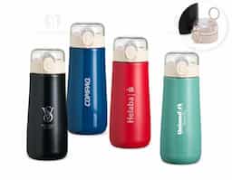 Garrafa Térmica feita em Inox 304, capacidade 500ml. Tampa rosqueável com botão de acionamento para abrir a tampa protetora do bocal. Acompanha bico de silicone e canudo plástico.