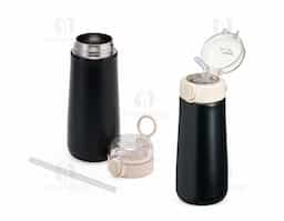 Garrafa Térmica feita em Inox 304, capacidade 500ml. Tampa rosqueável com botão de acionamento para abrir a tampa protetora do bocal. Acompanha bico de silicone e canudo plástico.