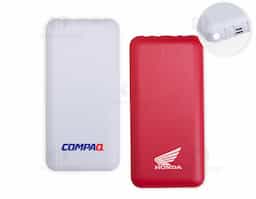 Nosso power bank 10.000mAh 4 em 1 é uma solução prática e eficiente para manter os dispositivos sempre carregados, mesmo quando estiver em movimento. Feito em plástico, este carregador portátil é compatível com diversos dispositivos, pois conta com quatro cabos acoplados: Lightning, tipo-C, micro-USB e USB. Além disso, o power bank possui um suporte lateral integrado, feito para manter o celular na horizontal durante o carregamento, permitindo assistir vídeos ou participar de reuniões enquanto o dispositivo carrega. Funcional, nosso carregador é equipado com duas lanternas para situações de emergência. Sua entrada micro-USB 5V=2.1A e saída USB 5V=2.1A, oferece um desempenho eficiente e rápido para o dia a dia.