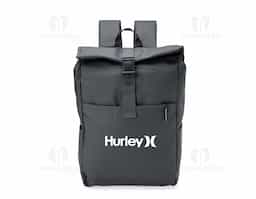 Design funcional e resistente! A mochila de poliuretano impermeável de 23 litros é a escolha ideal para quem busca segurança no transporte de itens. Com três compartimentos, sendo o principal com bolso interno, fechamento em velcro e fivela, além de um compartimento traseiro no estilo antifurto, esta mochila oferece organização e proteção para os pertences. Conta também com dois bolsos laterais de fácil acesso, alça para engate em malas de viagem, alça de mão e alças para costas ajustáveis com revestimento espumado, garantindo conforto durante o uso.