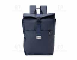 Design funcional e resistente! A mochila de poliuretano impermeável de 23 litros é a escolha ideal para quem busca segurança no transporte de itens. Com três compartimentos, sendo o principal com bolso interno, fechamento em velcro e fivela, além de um compartimento traseiro no estilo antifurto, esta mochila oferece organização e proteção para os pertences. Conta também com dois bolsos laterais de fácil acesso, alça para engate em malas de viagem, alça de mão e alças para costas ajustáveis com revestimento espumado, garantindo conforto durante o uso.