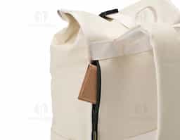 Design funcional e resistente! A mochila de poliuretano impermeável de 23 litros é a escolha ideal para quem busca segurança no transporte de itens. Com três compartimentos, sendo o principal com bolso interno, fechamento em velcro e fivela, além de um compartimento traseiro no estilo antifurto, esta mochila oferece organização e proteção para os pertences. Conta também com dois bolsos laterais de fácil acesso, alça para engate em malas de viagem, alça de mão e alças para costas ajustáveis com revestimento espumado, garantindo conforto durante o uso.