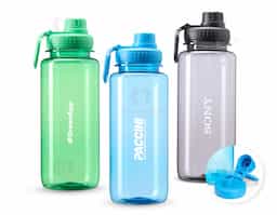 Squeeze de 1L em plástico resistente, com tampa e bocal rosqueáveis, alça integrada e protetor higiênico contra sujeiras. Prático e ideal para o dia a dia.