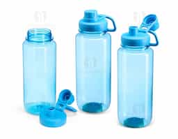 Squeeze de 1L em plástico resistente, com tampa e bocal rosqueáveis, alça integrada e protetor higiênico contra sujeiras. Prático e ideal para o dia a dia.