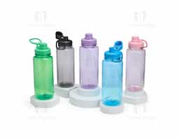 Squeeze de 1L em plástico resistente, com tampa e bocal rosqueáveis, alça integrada e protetor higiênico contra sujeiras. Prático e ideal para o dia a dia.