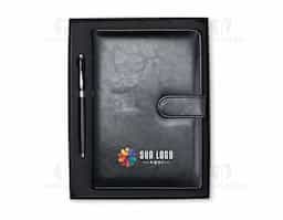 Exale sofisticação e profissionalismo com o nosso kit executivo. Perfeito para acompanhar reuniões, anotações estratégicas, planejamentos e estudos. O kit é composto por uma elegante caneta metálica esferográfica 1.0mm na cor preta e uma caderneta em couro sintético com fechamento imantado. A caderneta possui aproximadamente 96 folhas pautadas na cor marfim, além de uma fita de cetim para marcar páginas importantes e um suporte para a caneta, garantindo ainda mais praticidade. Tudo isso vem em um estojo de papelão, acompanhado de uma plaquinha que torna este kit ainda mais exclusivo. Uma excelente escolha para impulsionar campanhas e deixar uma marca inesquecível!
