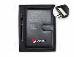 Exale sofisticação e profissionalismo com o nosso kit executivo. Perfeito para acompanhar reuniões, anotações estratégicas, planejamentos e estudos. O kit é composto por uma elegante caneta metálica esferográfica 1.0mm na cor preta e uma caderneta em couro sintético com fechamento imantado. A caderneta possui aproximadamente 96 folhas pautadas na cor marfim, além de uma fita de cetim para marcar páginas importantes e um suporte para a caneta, garantindo ainda mais praticidade. Tudo isso vem em um estojo de papelão, acompanhado de uma plaquinha que torna este kit ainda mais exclusivo. Uma excelente escolha para impulsionar campanhas e deixar uma marca inesquecível!