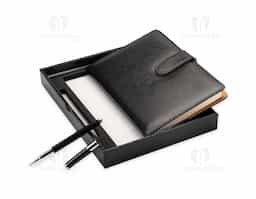 Exale sofisticação e profissionalismo com o nosso kit executivo. Perfeito para acompanhar reuniões, anotações estratégicas, planejamentos e estudos. O kit é composto por uma elegante caneta metálica esferográfica 1.0mm na cor preta e uma caderneta em couro sintético com fechamento imantado. A caderneta possui aproximadamente 96 folhas pautadas na cor marfim, além de uma fita de cetim para marcar páginas importantes e um suporte para a caneta, garantindo ainda mais praticidade. Tudo isso vem em um estojo de papelão, acompanhado de uma plaquinha que torna este kit ainda mais exclusivo. Uma excelente escolha para impulsionar campanhas e deixar uma marca inesquecível!
