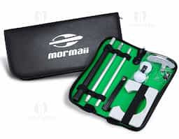 Kit portátil de golfe para treinos em casa ou no escritório. Inclui taco desmontável (84,5?cm), 2 bolinhas (3,5?cm) e buraco moldura (9,5?cm). Diversão e precisão em qualquer lugar!