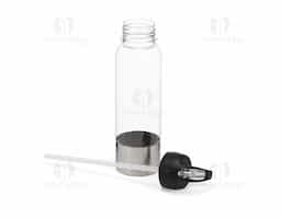 Squeeze com corpo leve e resistente em plástico e base metálica que garante durabilidade e um visual moderno. Possui tampa rosqueável, bico prático e acompanha canudo, facilitando a hidratação sem derramar. Versátil para o dia a dia e ideal para diversas atividades.