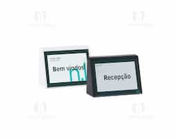 Expositor porta-retrato tamanho A8, fabricado em poliestireno com placa frontal em acrílico transparente. Ideal para exibir imagens, avisos ou informações de forma organizada e discreta.