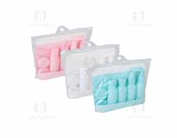 Kit viagem compacto e prático para maquiagem e cuidados pessoais. Inclui estojo ziplock com 2 frascos de 50ml (pump e spray), 2 frascos rosqueáveis de 50ml e 2 potes de 5ml.