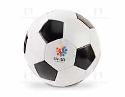 Bola de futebol tamanho 5, com design clássico e estrutura em PVC, ideal para jogos recreativos. Produto certificado conforme a Portaria Inmetro nº 302, de 12 de julho de 2021.