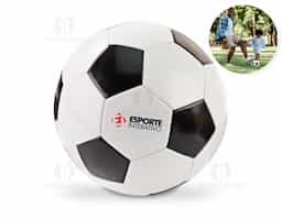 Bola de futebol tamanho 5, com design clássico e estrutura em PVC, ideal para jogos recreativos. Produto certificado conforme a Portaria Inmetro nº 302, de 12 de julho de 2021.