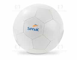 Bola de futebol tamanho 5, com design clássico e estrutura em PVC, ideal para jogos recreativos. Produto certificado conforme a Portaria Inmetro nº 302, de 12 de julho de 2021.