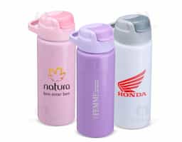 Squeeze de alumínio com capacidade de 600ml, ideal para uso diário. Possui tampa com alça fixa, bico flexível com canudo interno e tampa protetora, que evita vazamentos e contato com sujeira, garantindo maior higiene e praticidade durante o uso.