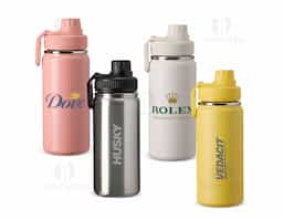 Garrafa térmica inox de capacidade de até 550ml. A pintura eletrostática garante uma cor duradoura e acabamento de maior qualidade. Sua parede dupla e isolamento à vácuo mantém o líquido conservado por mais tempo e permite o uso da garrafa sem a necessidade de se preocupar em entrar em contato direto com o calor interno ou vazamentos. Além disso, a garrafa conta com uma tampa rosqueável e uma alça que facilita o transporte para qualquer lugar.