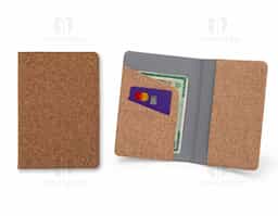 Kit viagem com 3 peças composto por porta-passaporte e tag identificadora de bagagem com alça, ambos com acabamento em cortiça. Acondicionado em estojo de papel com berço espumado e revestido em veludo, oferece praticidade e segurança na identificação de itens durante viagens.