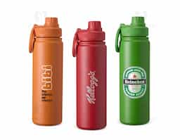 Garrafa térmica em inox com capacidade de 750ml, pintura eletrostática para maior durabilidade e acabamento. Possui parede dupla com isolamento a vácuo, que conserva a temperatura e evita vazamentos. A tampa rosqueável traz alça circular magnética compatível com iPhones.