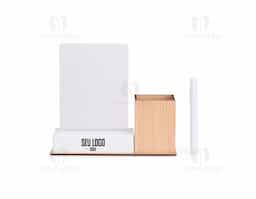 Quadro de mensagens em LED com estrutura plástica, base em MDF e porta-caneta integrado. Ideal para anotações rápidas, funciona por conexão USB (fonte não inclusa) ou com 3 pilhas AAA. Acompanha caneta com carga de giz líquido, que permite escrita clara e fácil remoção com pano ou papel, sendo prático e estável para uso cotidiano.