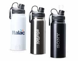 Garrafa térmica com 650ml de capacidade, confeccionada em inox 304. Possui tampa plástica rosqueável com detalhes emborrachados e alça flexível. A base antiderrapante oferece mais estabilidade, evitando deslizamentos. Ideal para manter a temperatura da bebida ao longo do dia, seja em casa, no trabalho ou em movimento.