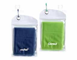 Toalha refrescante ideal para atividades físicas. Para usar, basta molhar, torcer e aplicar sobre a pele para alívio do calor. Macia e reutilizável enquanto estiver úmida. Acompanha embalagem compacta em PVC com mosquetão. Lavar à mão com água fria e sabão neutro.