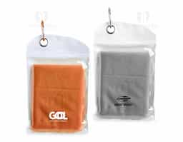 Toalha refrescante ideal para atividades físicas. Para usar, basta molhar, torcer e aplicar sobre a pele para alívio do calor. Macia e reutilizável enquanto estiver úmida. Acompanha embalagem compacta em PVC com mosquetão. Lavar à mão com água fria e sabão neutro.