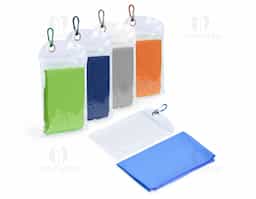Toalha refrescante ideal para atividades físicas. Para usar, basta molhar, torcer e aplicar sobre a pele para alívio do calor. Macia e reutilizável enquanto estiver úmida. Acompanha embalagem compacta em PVC com mosquetão. Lavar à mão com água fria e sabão neutro.