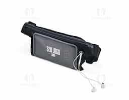 Pochete Antifurto Esportiva em lycra, versátil e segura, pode ser usada dos dois lados. Conta com faixa refletiva para maior visibilidade noturna. Possui dois compartimentos: um para documentos e outro para celular (visor sensível ao toque, até 7,9 x 15,9 cm). Cinto elástico ajustável e saída para fones garantem conforto e praticidade em qualquer atividade.