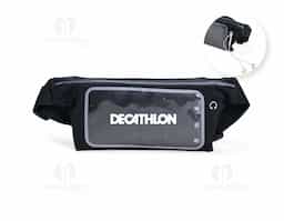 Pochete Antifurto Esportiva em lycra, versátil e segura, pode ser usada dos dois lados. Conta com faixa refletiva para maior visibilidade noturna. Possui dois compartimentos: um para documentos e outro para celular (visor sensível ao toque, até 7,9 x 15,9 cm). Cinto elástico ajustável e saída para fones garantem conforto e praticidade em qualquer atividade.