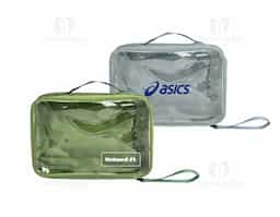Nécessaire confeccionada em nylon resistente, com frente em visor transparente que facilita a visualização dos itens internos sem a necessidade de abrir o compartimento. Possui fechamento em zíper, garantindo segurança no armazenamento, além de alça superior que auxilia no manuseio. Inclui também alça de transporte em nylon, proporcionando mais praticidade no dia a dia ou em viagens. Funcional e versátil, é uma excelente opção de brinde corporativo com ótima área para personalização.