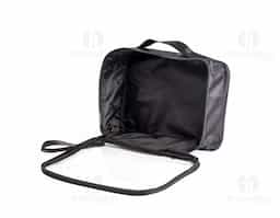 Nécessaire confeccionada em nylon resistente, com frente em visor transparente que facilita a visualização dos itens internos sem a necessidade de abrir o compartimento. Possui fechamento em zíper, garantindo segurança no armazenamento, além de alça superior que auxilia no manuseio. Inclui também alça de transporte em nylon, proporcionando mais praticidade no dia a dia ou em viagens. Funcional e versátil, é uma excelente opção de brinde corporativo com ótima área para personalização.