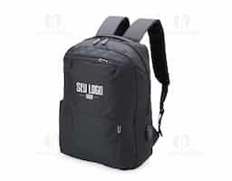 Mochila de nylon 24 litros com três compartimentos, sendo o principal com bolso para notebook 14 polegadas. A mochila possui um bolso lateral e suporte externo usb.