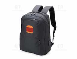 Mochila de nylon 24 litros com três compartimentos, sendo o principal com bolso para notebook 14 polegadas. A mochila possui um bolso lateral e suporte externo usb.