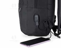 Mochila de nylon 24 litros com três compartimentos, sendo o principal com bolso para notebook 14 polegadas. A mochila possui um bolso lateral e suporte externo usb.