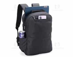 Mochila de nylon 24 litros com três compartimentos, sendo o principal com bolso para notebook 14 polegadas. A mochila possui um bolso lateral e suporte externo usb.